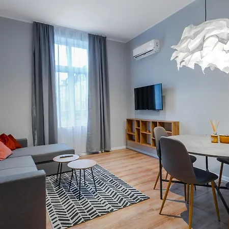 New Black & White - 2bdr With Balcony Apartman