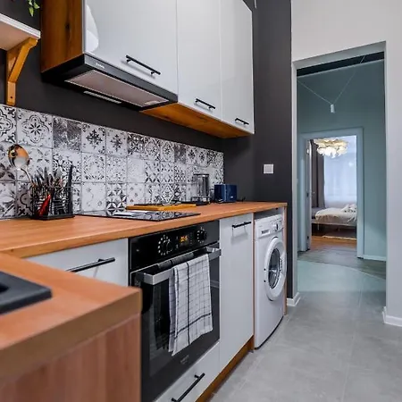 Apartman New Black & White - 2bdr With Balcony