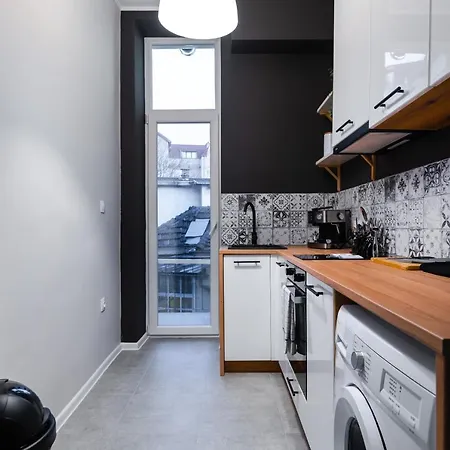 New Black & White - 2bdr With Balcony דירה *