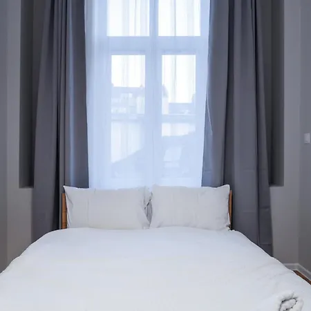 New Black & White - 2bdr With Balcony Apartamento
