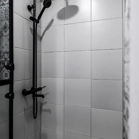 New Black & White - 2bdr With Balcony Apartman *