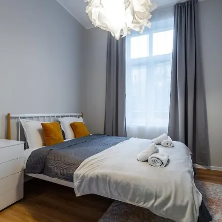 New Black & White - 2bdr With Balcony Apartament